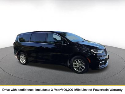 Used 2025 Chrysler Pacifica Select