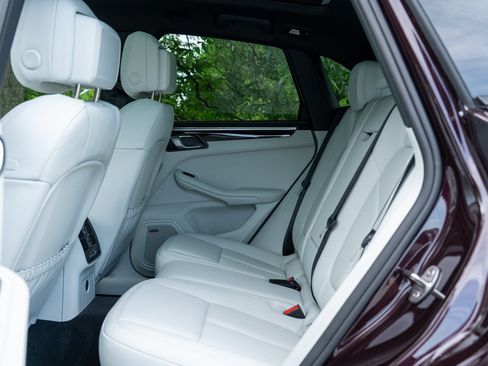 Certified 2026 Porsche Macan AWD/4WD image 32