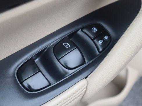 Used 2015 Nissan Rogue SV w/ SV Moonroof Package image 53