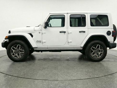 Used 2025 Jeep Wrangler Sahara image 5