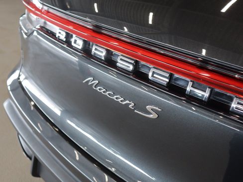 Certified 2023 Porsche Macan S AWD/4WD image 27