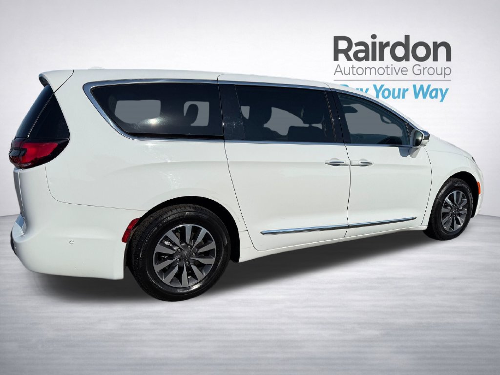 Used 2022 Chrysler Pacifica Limited w/ Uconnect Theater Family Group FWD image 7