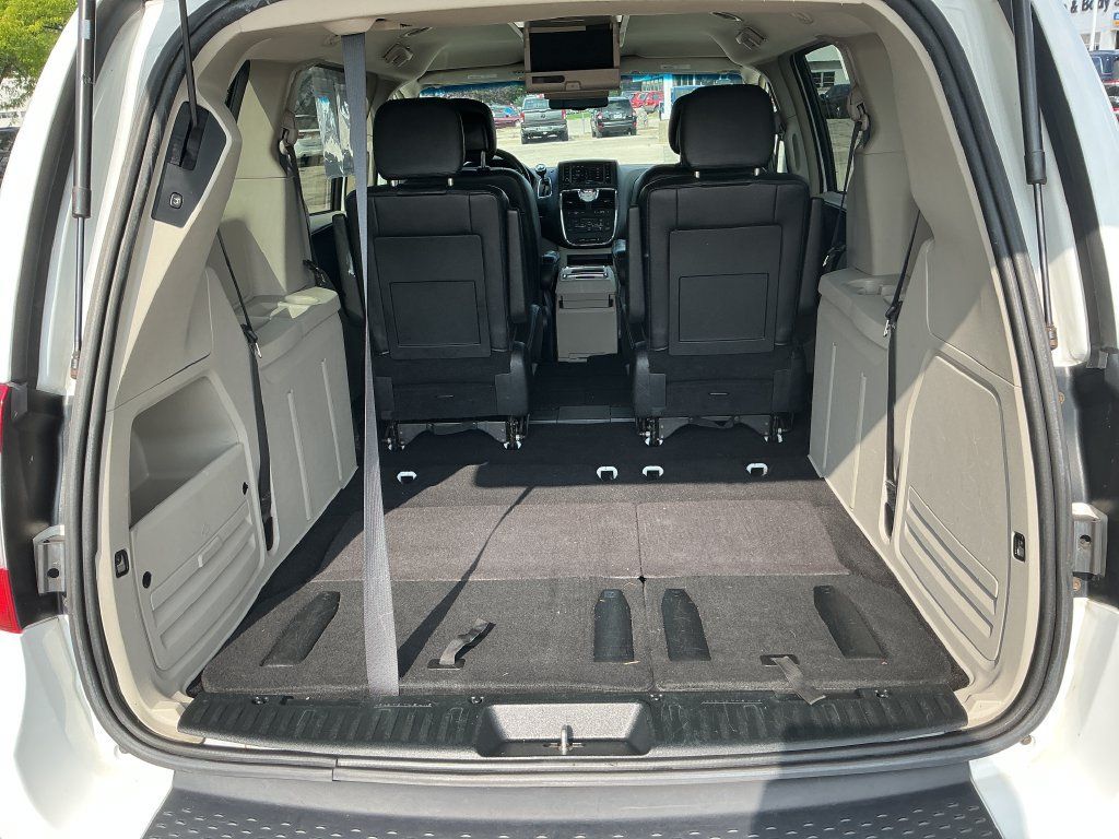 Used 2015 Chrysler Town & Country Touring FWD image 23