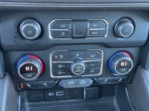 Used 2022 Chevrolet Suburban LT w/ Luxury Package image 20