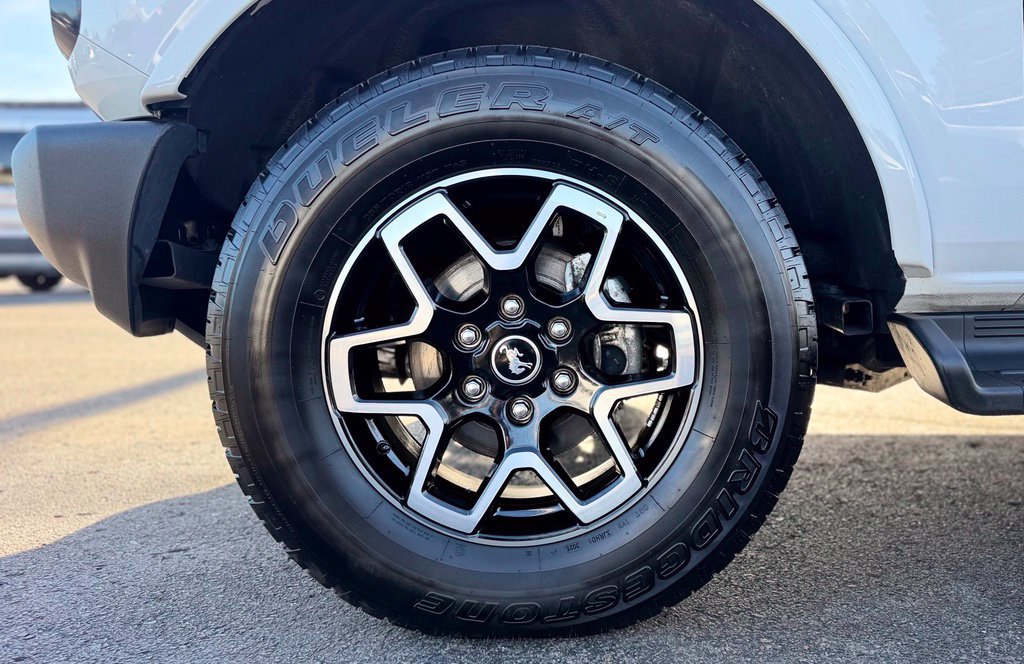 Used 2025 Ford Bronco Outer Banks AWD/4WD image 3