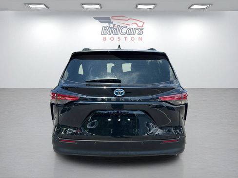 Used 2021 Toyota Sienna XLE w/ XLE Plus Package FWD image 5