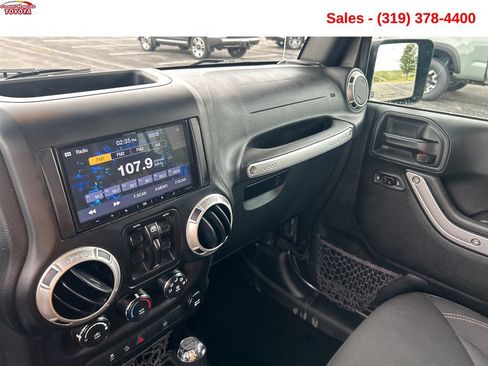 Used 2018 Jeep Wrangler Unlimited Sahara AWD/4WD image 15