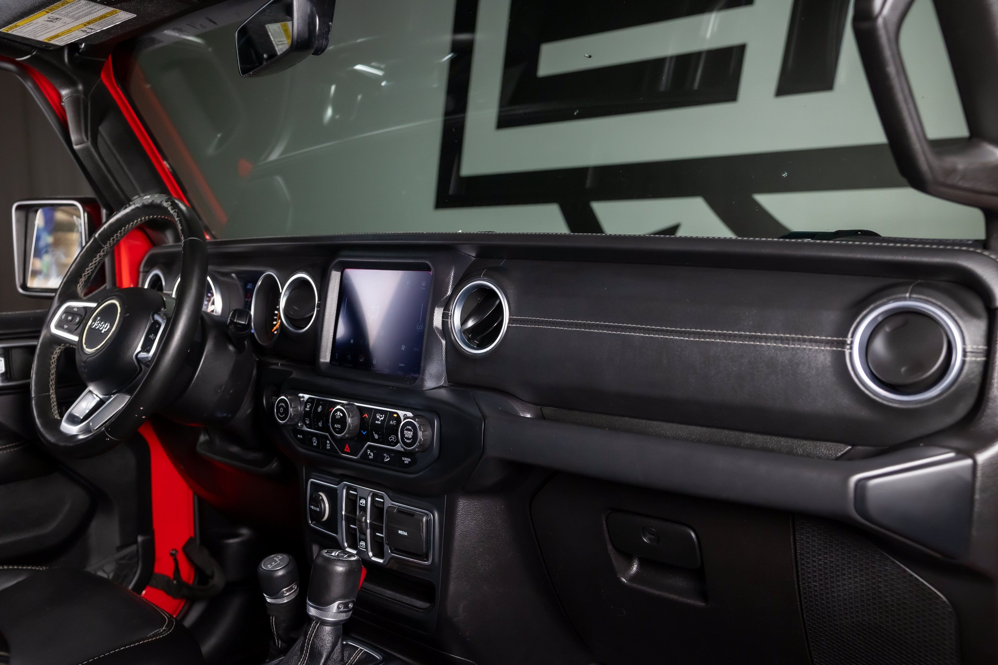 Used 2018 Jeep Wrangler Unlimited Sahara AWD/4WD image 28
