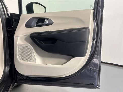 Used 2023 Chrysler Pacifica Touring-L FWD image 9