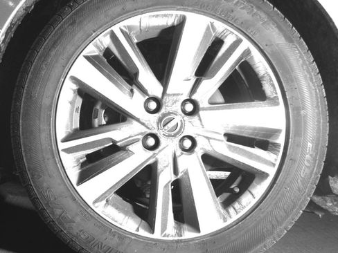 Used 2025 Nissan Versa SV image 9