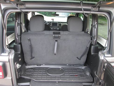 Used 2023 Jeep Wrangler 4WD Sport image 15