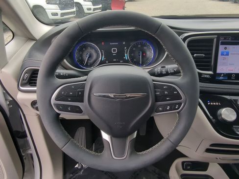 Used 2023 Chrysler Pacifica Touring-L FWD image 22