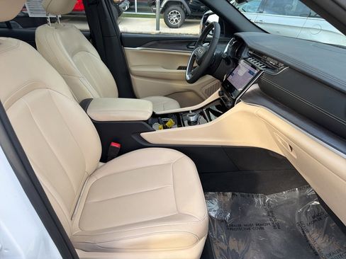 Certified 2023 Jeep Grand Cherokee Limited image 24