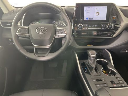 Used 2025 Toyota Highlander XLE image 7