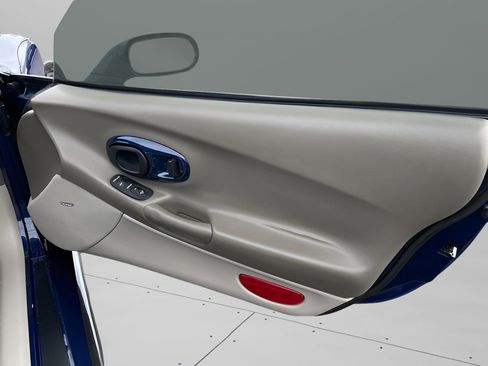 Used 2004 Chevrolet Corvette Convertible w/ Preferred Equipment Group image 12