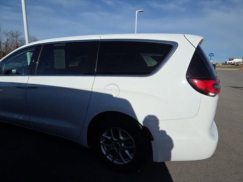 Used 2024 Chrysler Pacifica Touring-L image 7