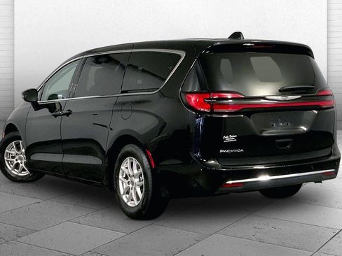 Used 2024 Chrysler Pacifica Touring-L FWD image 11