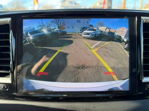 Used 2023 Chrysler Pacifica Touring-L image 34