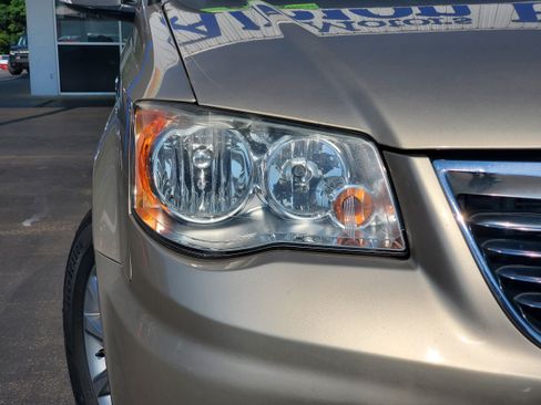 Used 2014 Chrysler Town & Country Touring-L FWD image 6