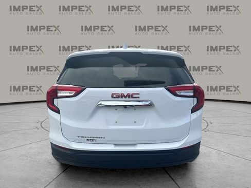 Used 2024 GMC Terrain SLE image 4