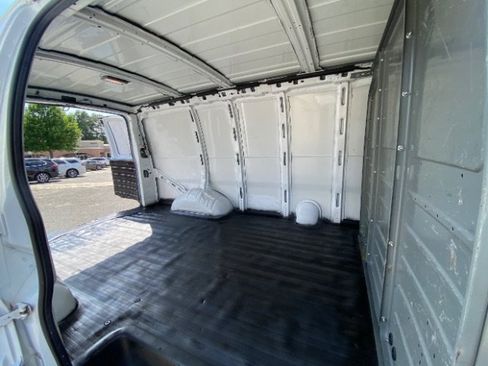 Used 2014 Chevrolet Express 2500 RWD image 9