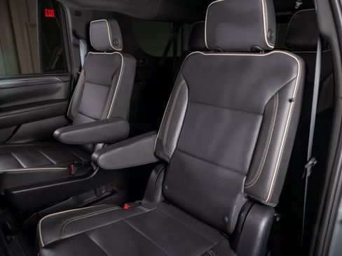 Used 2023 GMC Yukon XL SLT w/ SLT Premium Package AWD/4WD image 28