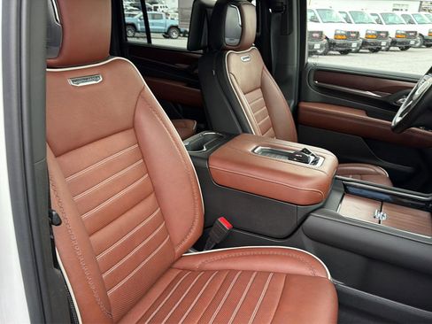 Used 2023 GMC Yukon XL Denali Ultimate AWD/4WD image 8