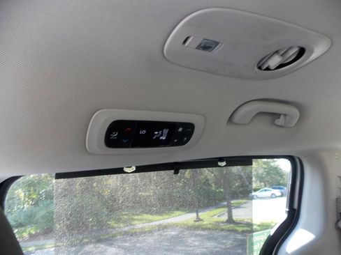 Used 2023 Chrysler Pacifica Touring-L image 25