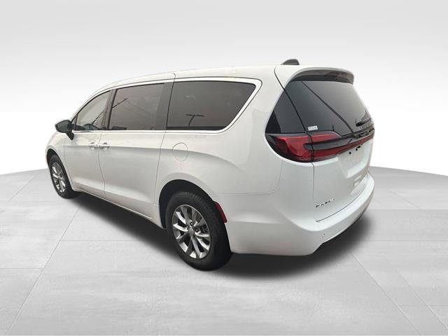 New 2027 Chrysler Pacifica Select AWD/4WD image 5
