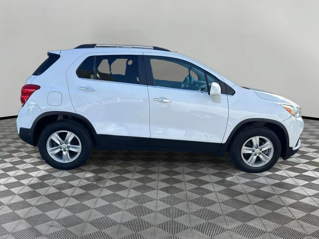 Used 2020 Chevrolet Trax LT w/ LT Convenience Package FWD image 4