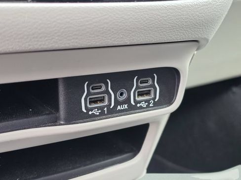 Used 2024 Chrysler Pacifica Touring-L FWD image 28