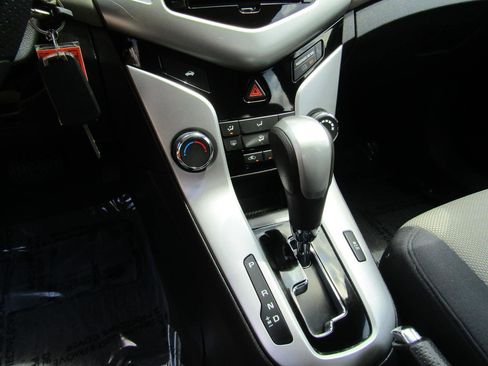 Used 2015 Chevrolet Cruze LS image 17