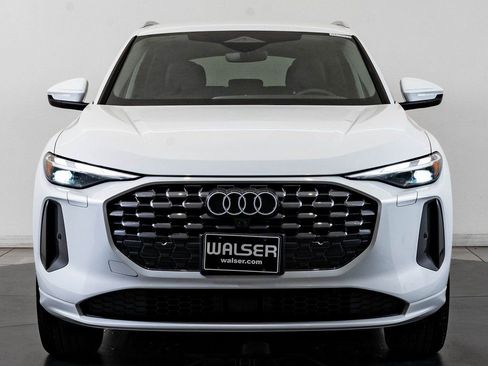 Certified 2025 Audi Q5 Premium w/ 19" Wheel Package AWD/4WD image 2
