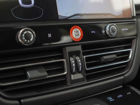 Certified 2025 Porsche Macan image 32