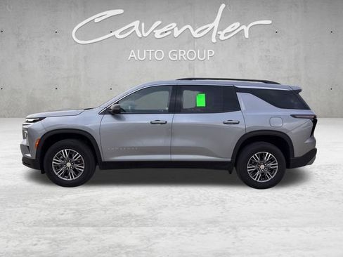 Used 2025 Chevrolet Traverse LT image 4