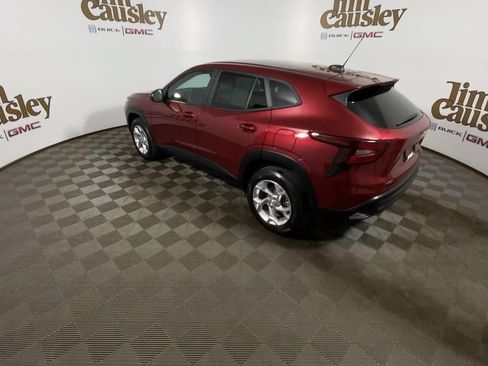 Used 2024 Chevrolet Trax LS w/ LS Convenience Package FWD image 6