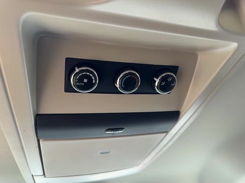 Used 2014 Chrysler Town & Country Touring-L w/ Driver Convenience Group FWD image 17