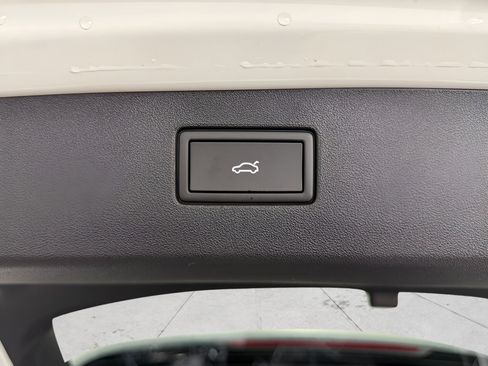 New 2025 Volkswagen Tiguan SE image 10