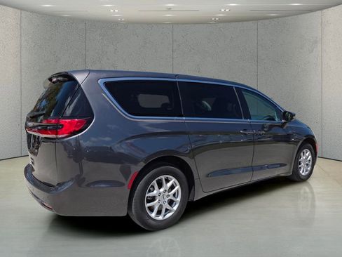 Used 2023 Chrysler Pacifica Touring-L FWD image 3