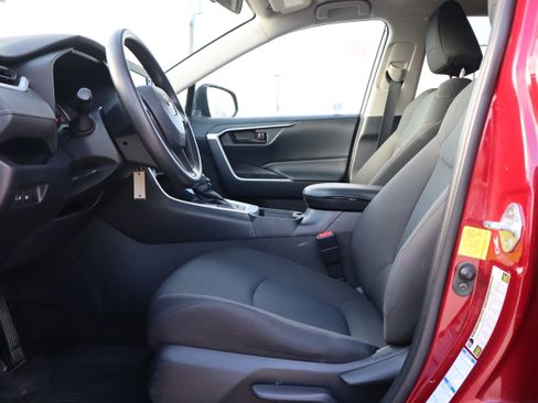 Used 2021 Toyota RAV4 LE image 10