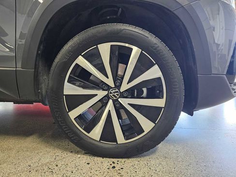 Used 2023 Volkswagen Taos SE w/ Panoramic Sunroof Package AWD/4WD image 9