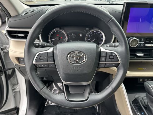 Certified 2024 Toyota Highlander XLE FWD image 18