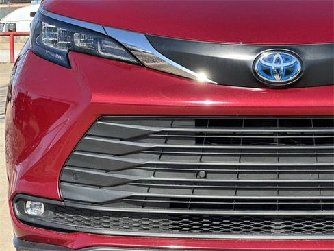Used 2025 Toyota Sienna XLE image 8