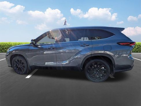 Used 2024 Toyota Highlander XLE image 7