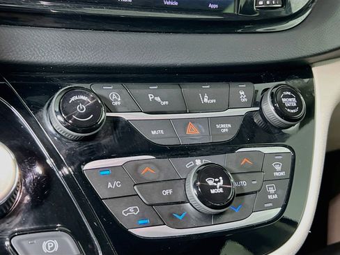 Used 2023 Chrysler Pacifica Touring-L FWD image 26
