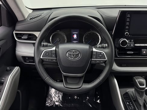 Used 2022 Toyota Highlander LE AWD/4WD image 26