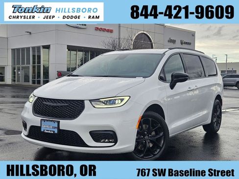 New 2026 Chrysler Pacifica Limited w/ S Appearance Package image 1