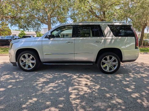 Used 2019 Cadillac Escalade Luxury AWD/4WD image 4