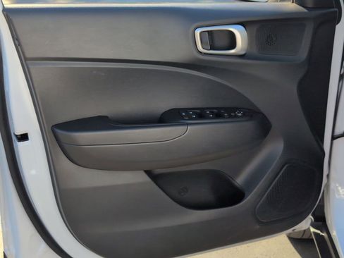 Used 2025 Hyundai Venue SEL image 11