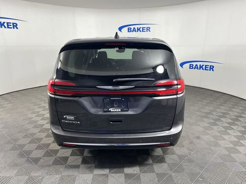Used 2023 Chrysler Pacifica Touring-L image 8